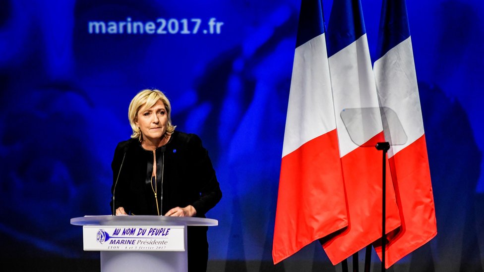 Le Pen ha propuesto a los franceses reforzar los controles migratorios y consultarlos sobre una salida de la Unión Europea como el Brexit británico. Marine Le Pen pronuncia un discurso