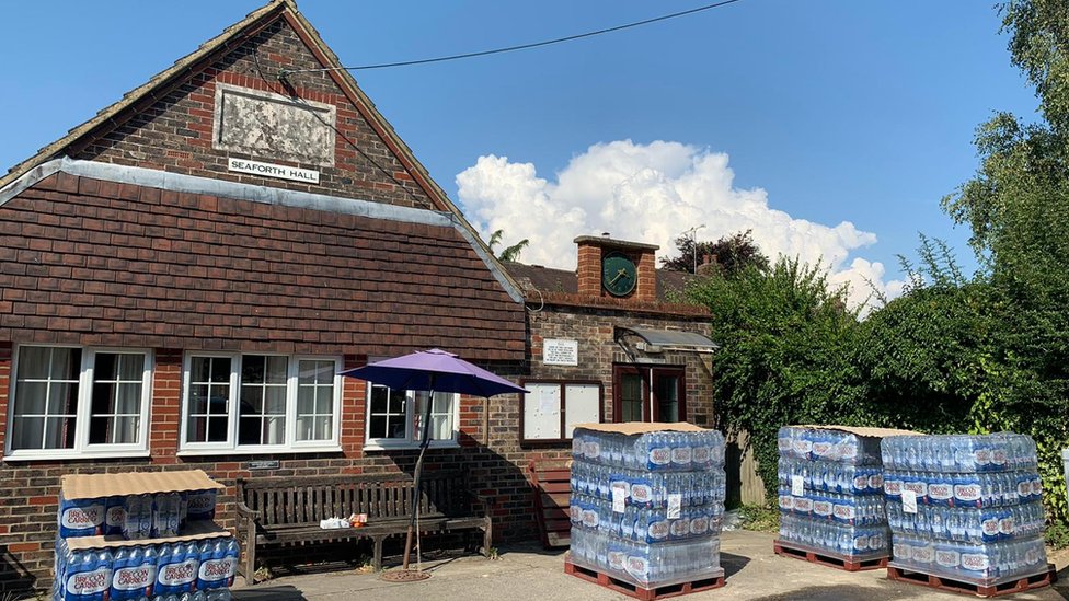 Вода в бутылках в сельском доме в Западном Суссексе