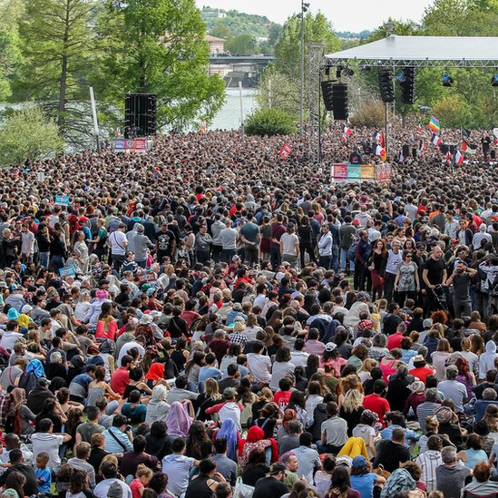 Se prevé que el índice de abstención será elevado en la primera vuelta. Franceses en una concentración.