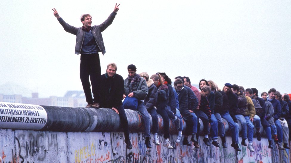 Западные немцы празднуют крах коммунизма на Берлинской стене, 12 ноября 1989 г.