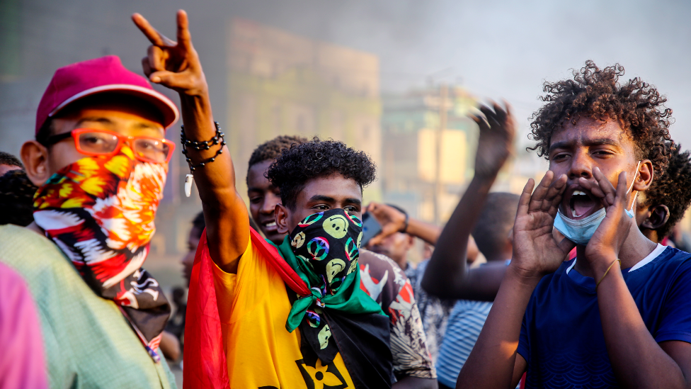 انقلاب السودان: تجمع المهنيين يدعو لعصيان مدني ووقف حركة المرو رفضا للانقلاب 1 متظاهرون سودانيون يهتفون ويحرقون إطارات السيارات خلال مظاهرة في العاصمة الخرطوم يوم الثلاثاء 26 أكتوبر2021