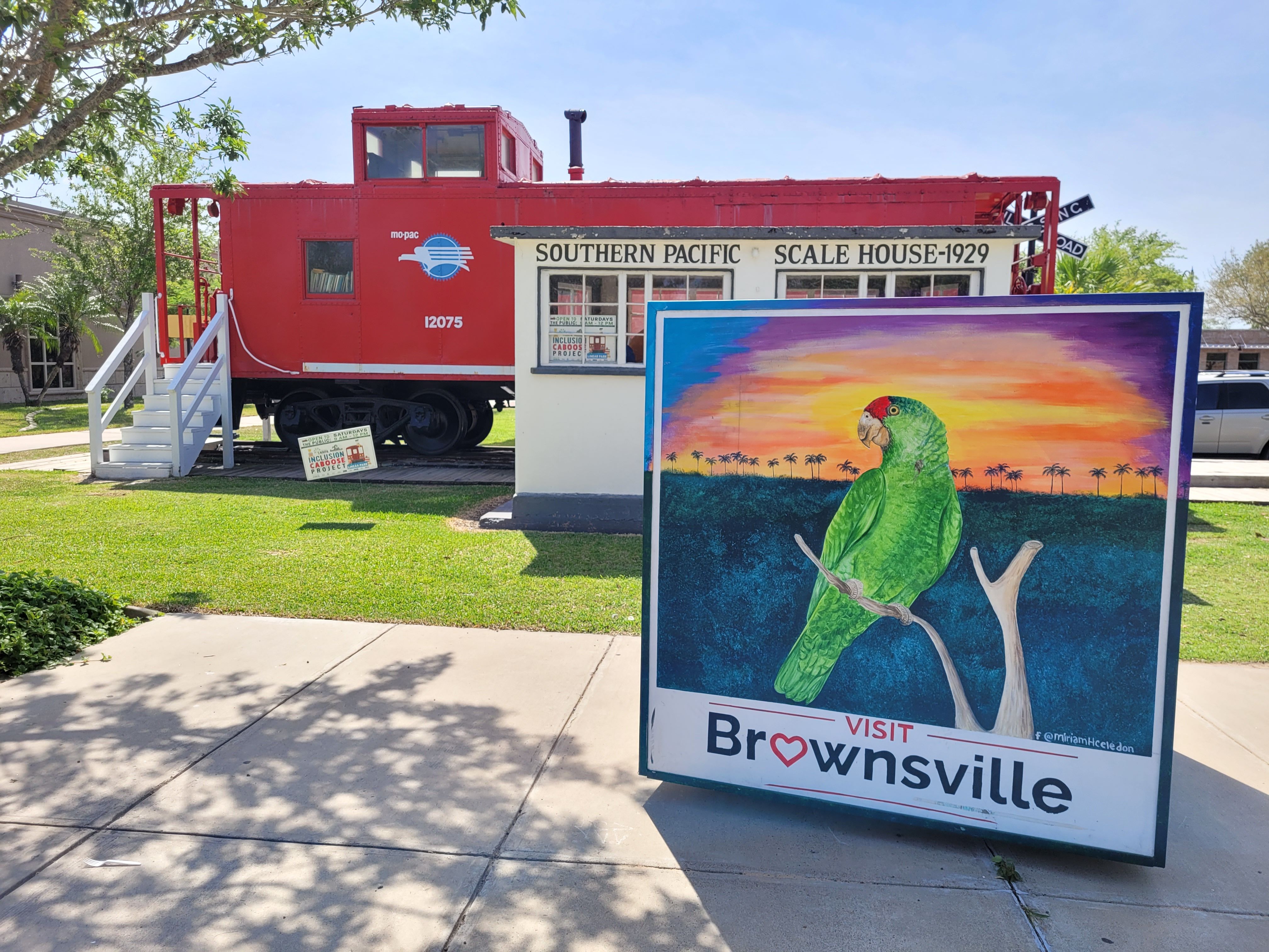 Cartel de Visit Brownsville con una locomotora detrás.