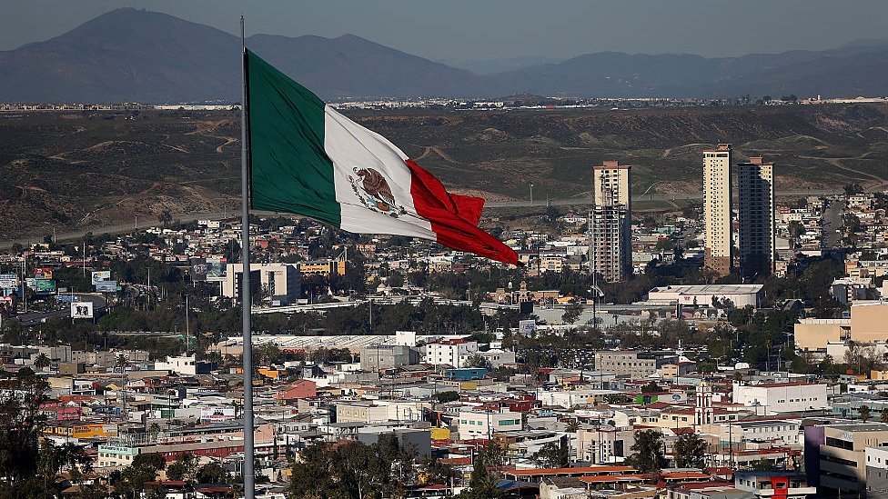 Bandera en la frontera de México y EE.UU.