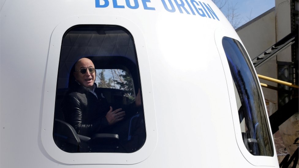 Bezos, 2017'de şirketi Blue Origin tarafından yapılan uzay gemisinde konuşurken.