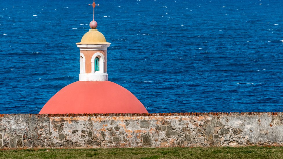 Vista desde el Castillo San Felipe del Morro, en San Juan. El mar
