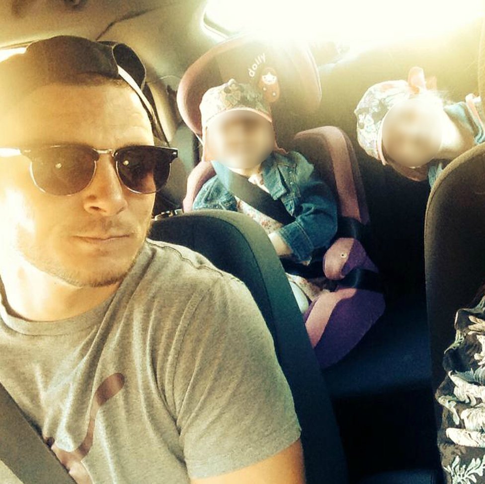 James Knight con sus dos hijas