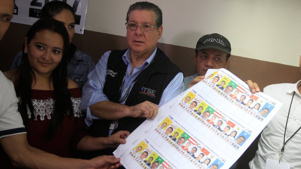 Desde 1982 la Constitución prohíbe la reelección presidencial y un supuesto afán reeleccionista se utilizó incluso para justificar el derrocamiento del presidente Manuel Zelaya en 2009. El presidente del Tribunal Supremo Electoral de Honduras, David Matamoros.