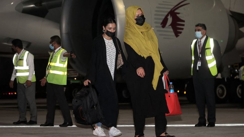 مسافرون يغادرون كابل