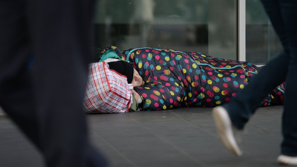 Человек спит на улице