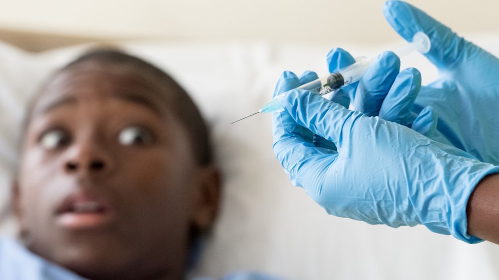 Las fobias son miedo fuera de control. Chico asustado de una inyección