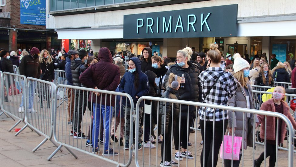 Покупатели выстраиваются в очередь возле Primark в Ковентри