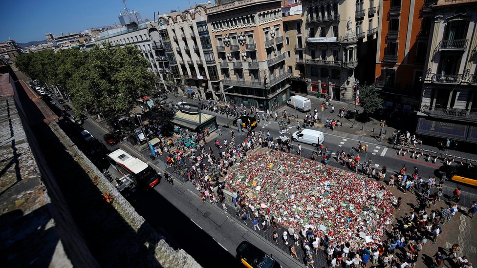 Un mar de flores y mensajes inundó Las Ramblas este martes. Un mar de flores y mensajes inundó Las Ramblas este martes.