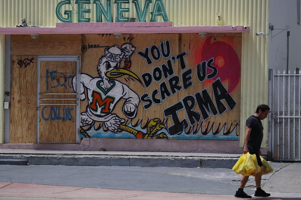 Viviendas y negocios de Miami se protegieron con láminas metálicas y de madera desde días antes de la llegada de Irma. Imagen de un local tapiado en Miami Beach