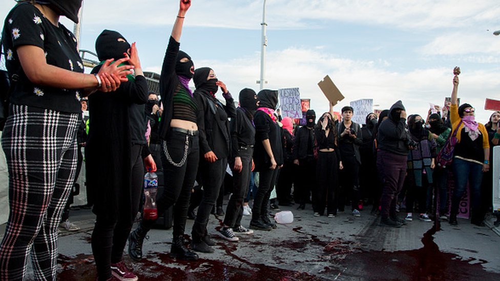 25 Ocak günü Meksika'da kadın cinayetlerine karşı yüzlerce kişi bir araya gelerek protesto gösterisi düzenledi