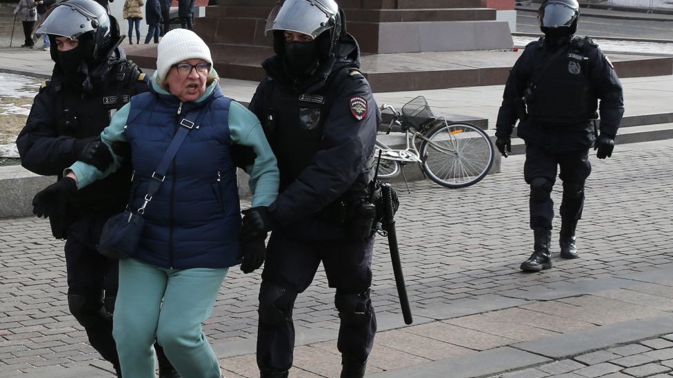 Mulher é detida em protesto em frente ao Kremlin, em Moscou