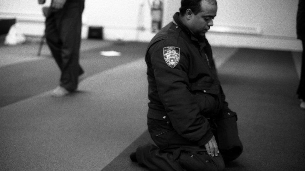Oficial de tránsito musulmán de NYPD en oraciones, en Park 51, Manhattan, 2012. Oficial de tránsito musulmán de NYPD en oraciones, en Park 51, Manhattan, 2012.