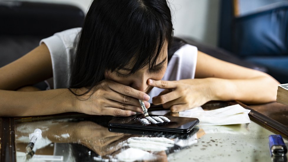 Mujer consumiendo cocaína