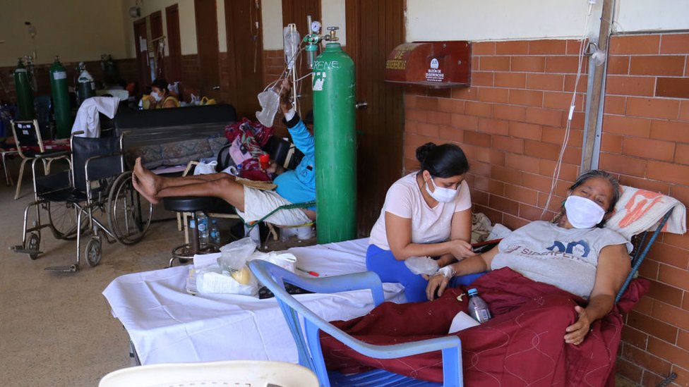 Pacientes en camas en los pasillos del Hospital Regional de Loreto.