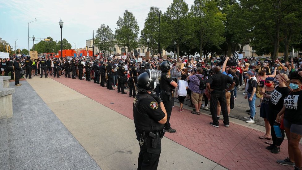 Протестующие Джейкоба Блейка собрались перед зданием суда в Кеноша, штат Висконсин, США, 24 августа 2020 г.