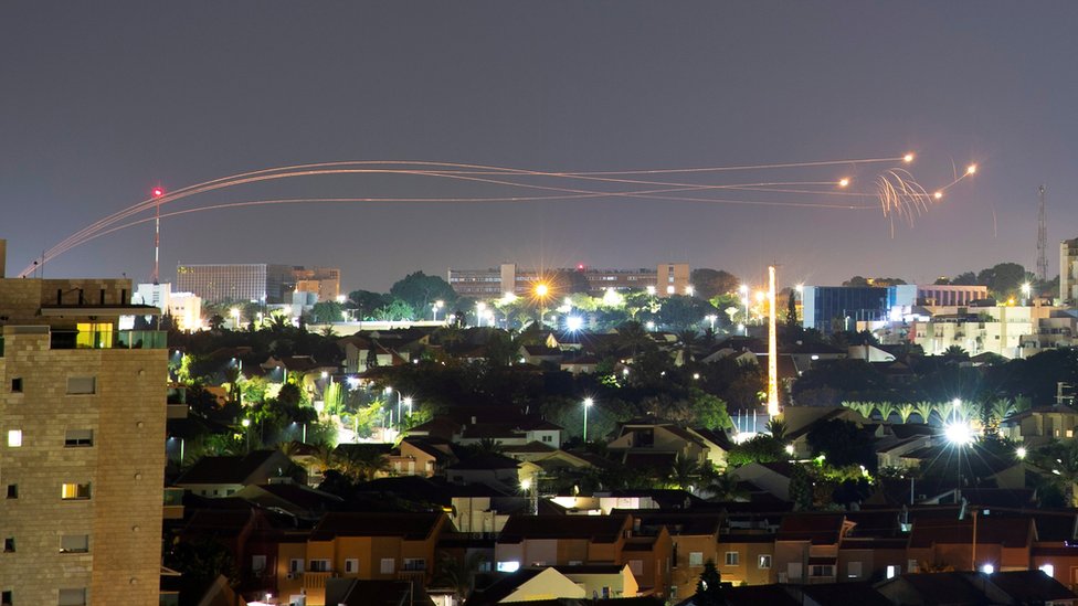 Израильская противоракетная система "Железный купол" запускает ракеты-перехватчики в виде ракет, запущенных из Газы в направлении израильского города Ашкелон (16 августа 2020 г.)