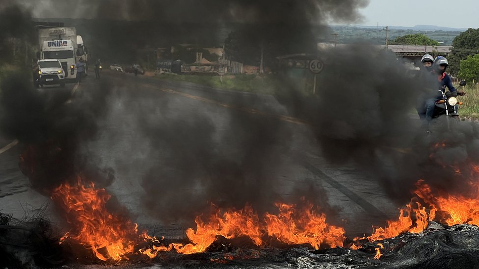 Pneus queimados durante protesto de caminhoneiros