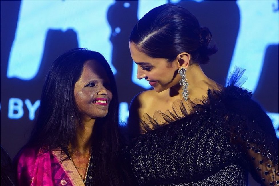Актриса и продюсер Дипика Падуконе (справа) позирует с пережившей кислотную атаку Лакшми Агарвалом (слева) во время запуска заглавного трека грядущего хинди фильма Chhapaak, рассказывающего историю Агарвала, в Мумбаи 3 января 2020 года.