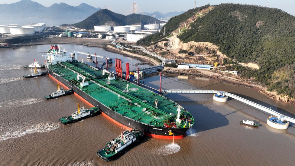 中國舟山港，拖船們正在將一艘原油貨輪推至指定位置。