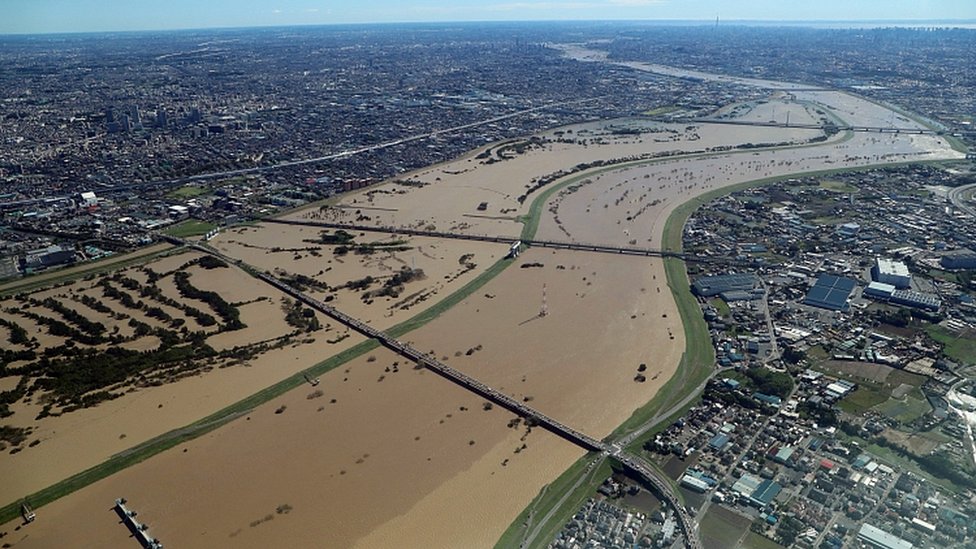 Разлив реки Аракава между Токио и префектурой Сайтама, Япония, 13 октября 2019 г.