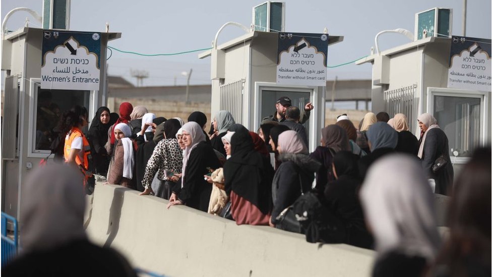 Mujeres haciendo cola en el puesto fronterizo de Qalandia.