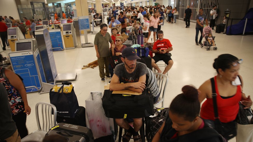 Cientos de pasajeros han aguardado durante horas en el aeropuerto de San Juan para tomar vuelos hacia el exterior del país. Pasajeros en el aeropuerto de San Juan