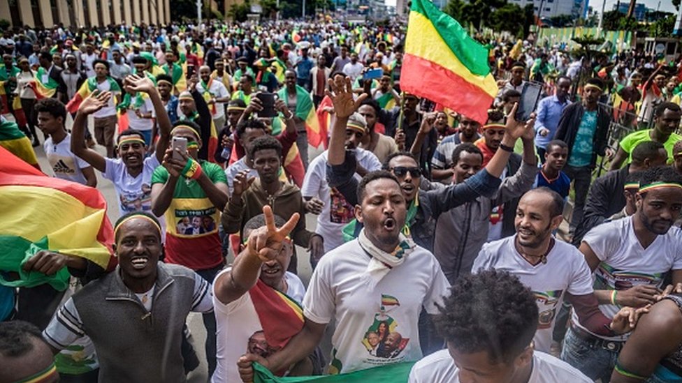 Demonstran Ethiopia melambaikan bendera di jalanan Addis Ababa