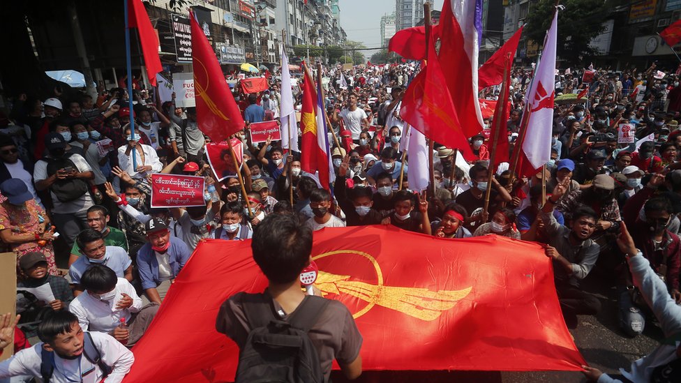 Masyarakat Myanmar berdemonstrasi di jalan-jalan.