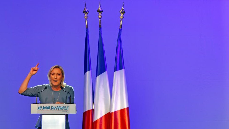 2016年，法國國民陣線領導人馬琳·勒龐在弗雷瑞斯（Frejus）舉行的國民陣線政治集會上發表演講。