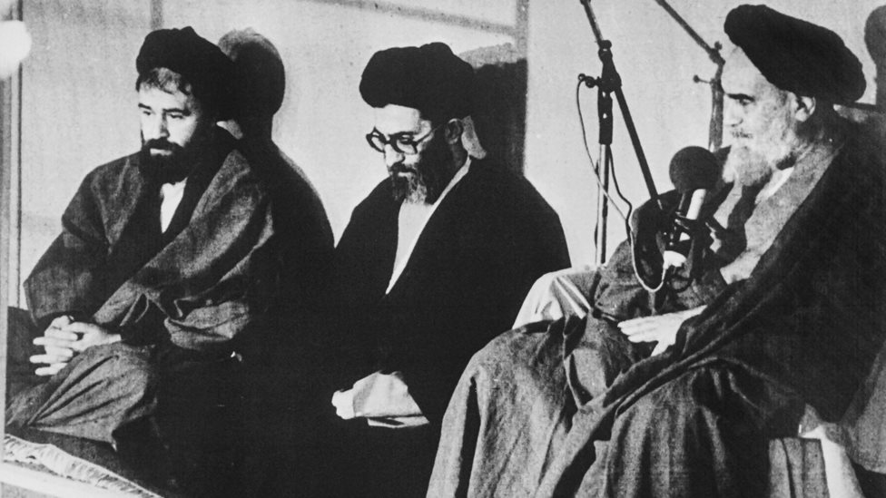 Али Хаменеи (C) назначен третьим президентом Исламской Республики Иран Рухоллой Хомейни (R) (9 октября 1981 г.)