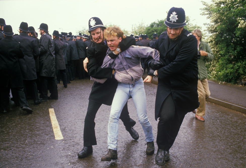 Двое полицейских удерживают шахтера, Оргрев 1984