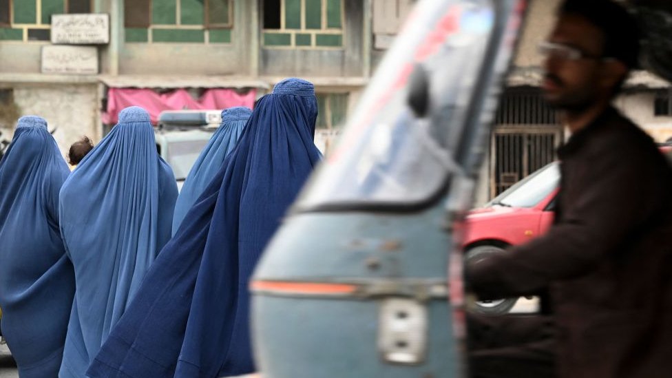 Afganistan'da 'sıkışıp kalmış' kadın gazeteciler anlatıyor: 'Bir evden diğerine kaçarak Taliban'dan saklanıyoruz'