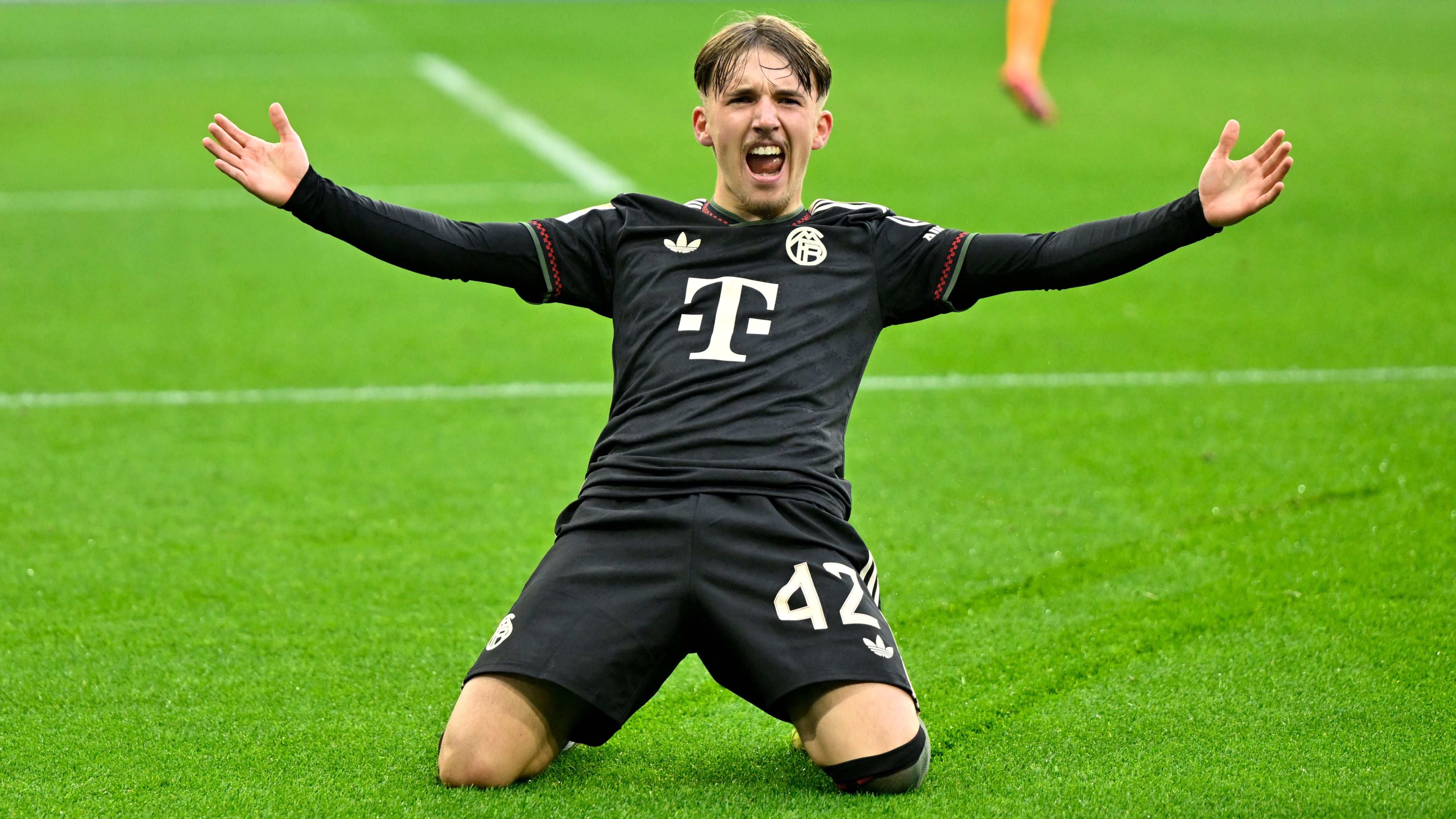 Borussia Mongladbach 0-3 Bayern Munich: Teenager Lennart Karl scores again  for leaders - BBC Sport