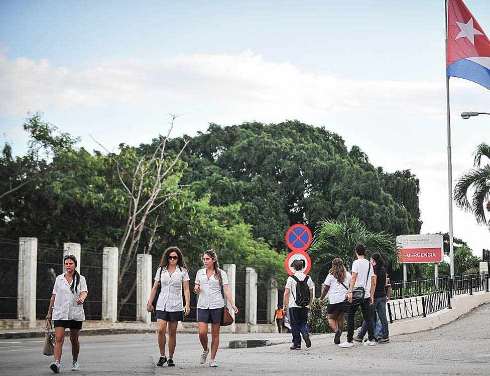 Estudiantes de medicina pasean frente a un hospital de La Habana