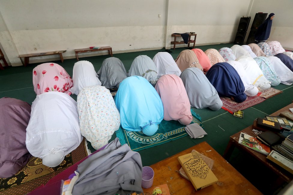 طالبات يؤدين الصلاة داخل الفصل بمدرسة في جاوة الغربية في إندونيسيا