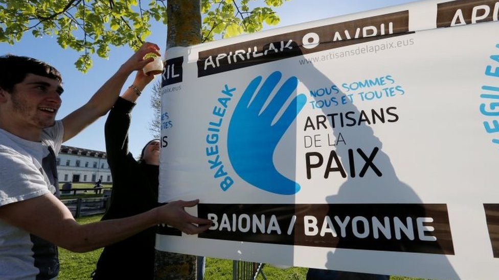 El viernes se realizaron manifestaciones de paz en anticipación de la entrega de armas. Jóvenes preparan pancartas para celebrar la entrega de armas del grupo separatista ETA, en Bayona, Francia