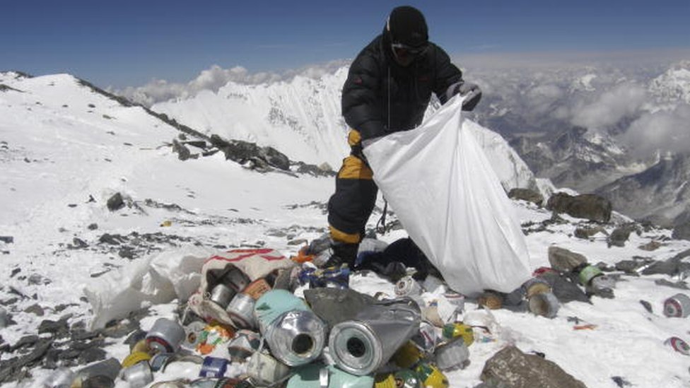 Everest Tepesi'nde temizlikçiler dağcılardan kalan çöpleri topluyor.
