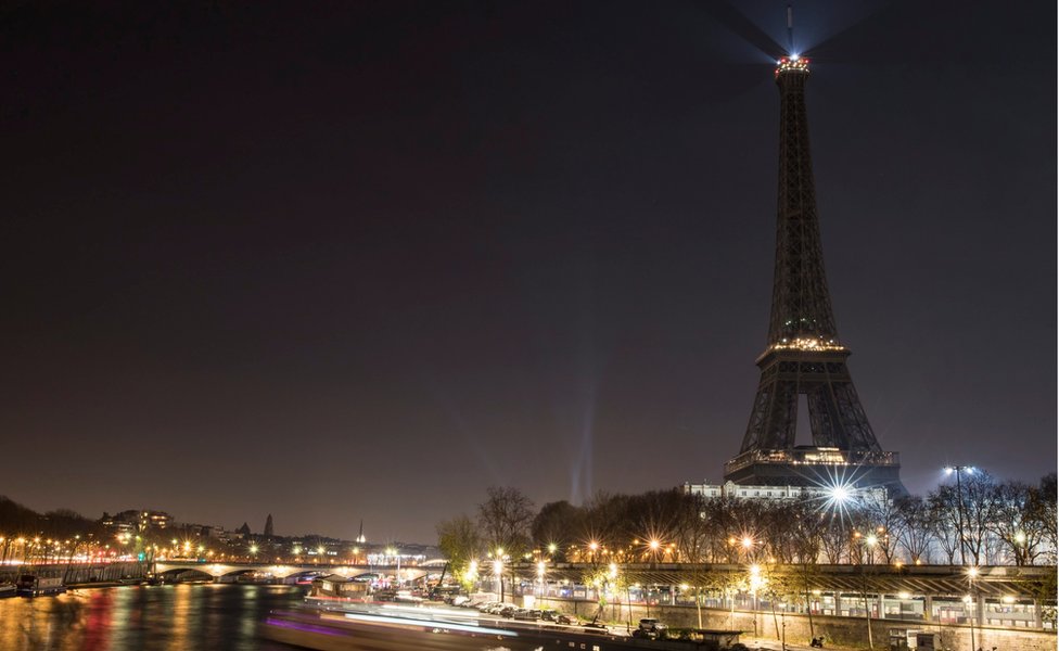 Эйфелева башня темна, поскольку ее традиционное ночное освещение выключено в поддержку жертв осады Алеппо в Сирии, в Париже, Франция,
