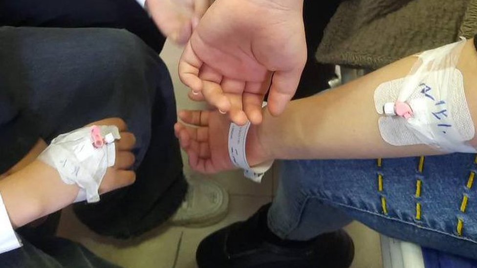 Estudiantes con síntomas comparten imágenes después de que los médicos les tomaran muestras de sangre.