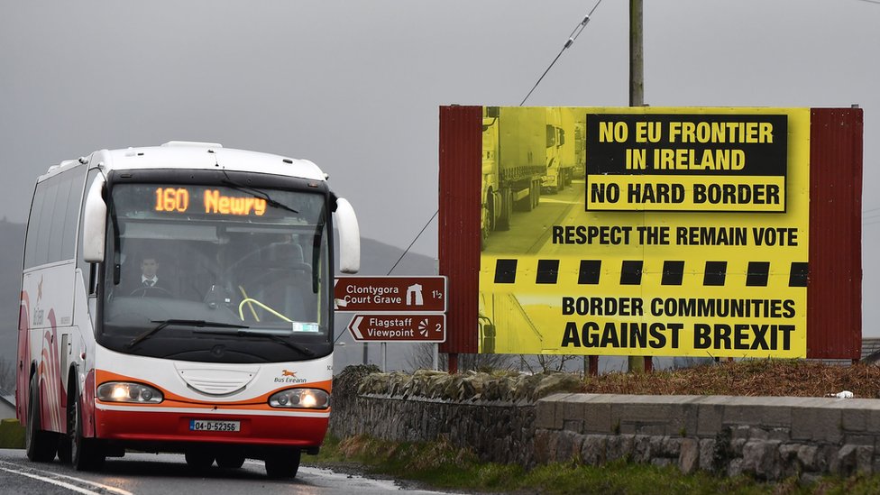 Автобус пересекает ирландскую границу