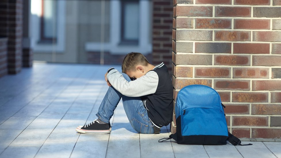 Hay niños que transitan toda su escolaridad siendo acosados y objeto de burla por parte de sus compañeros. Niño solo