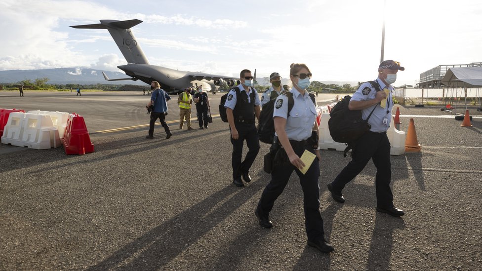 澳大利亞聯邦警察警員抵達所羅門群島首都霍尼亞拉機場（30/11/2021）