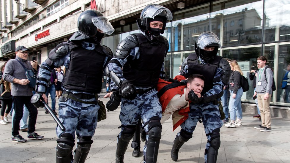 Сотрудники милиции задерживают мужчину во время несанкционированного митинга в центре Москвы, Россия, 3 августа 2019 г.