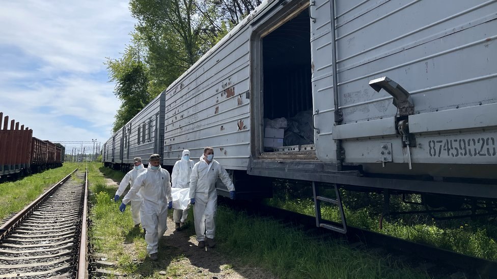 Los cuerpos de decenas de soldados rusos hallados cerca de Kiev han sido trasladados hasta un tren refrigerado.