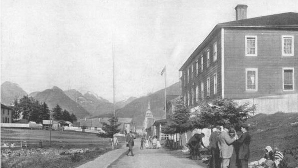 شارع في سيتكا عاصمة ألاسكا (القديمة)في عام 1900