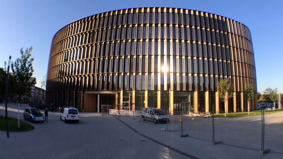 La fachada de la nueva alcaldía está cubierta de paneles solares. La nueva alcaldía de Friburgo